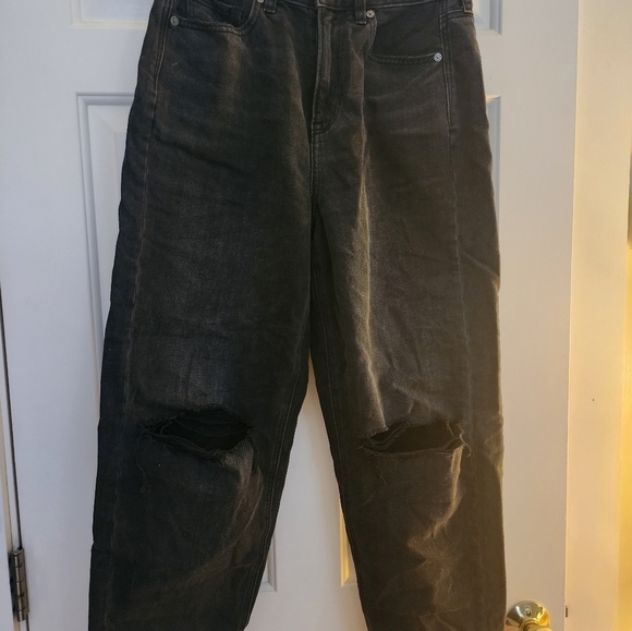 Denim - American Eagle high-waisted distressed relaxed mom Jean size 6 short black